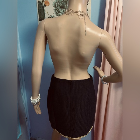 This retro miniskirt with gold chain hem detail~totally fashion forward style - Picture 4 of 12